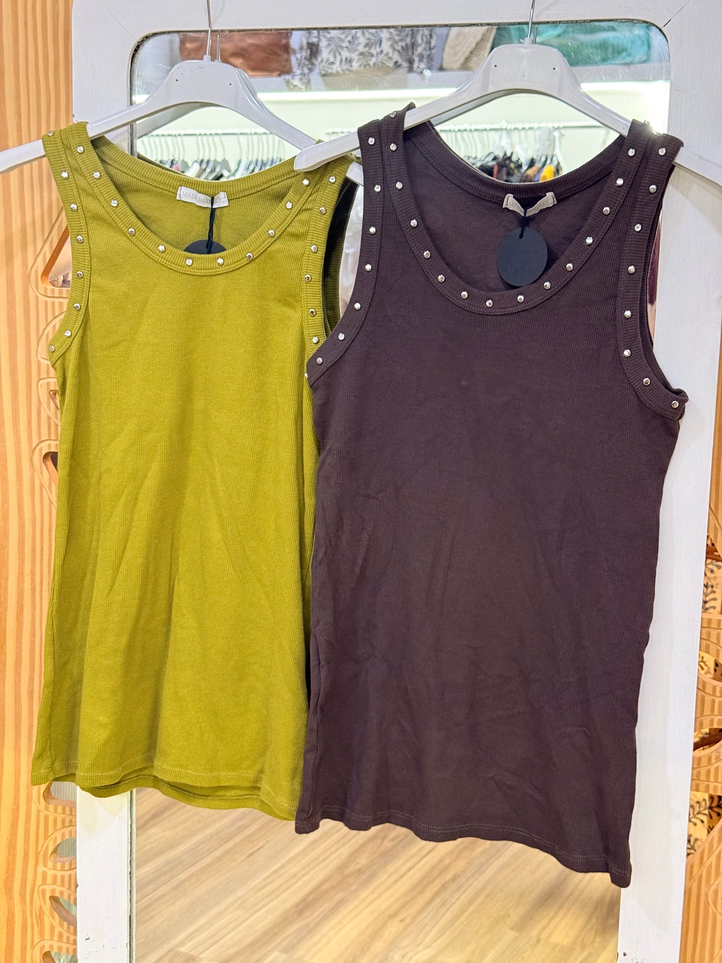 CAMISETA CANALÉ CON TACHUELAS