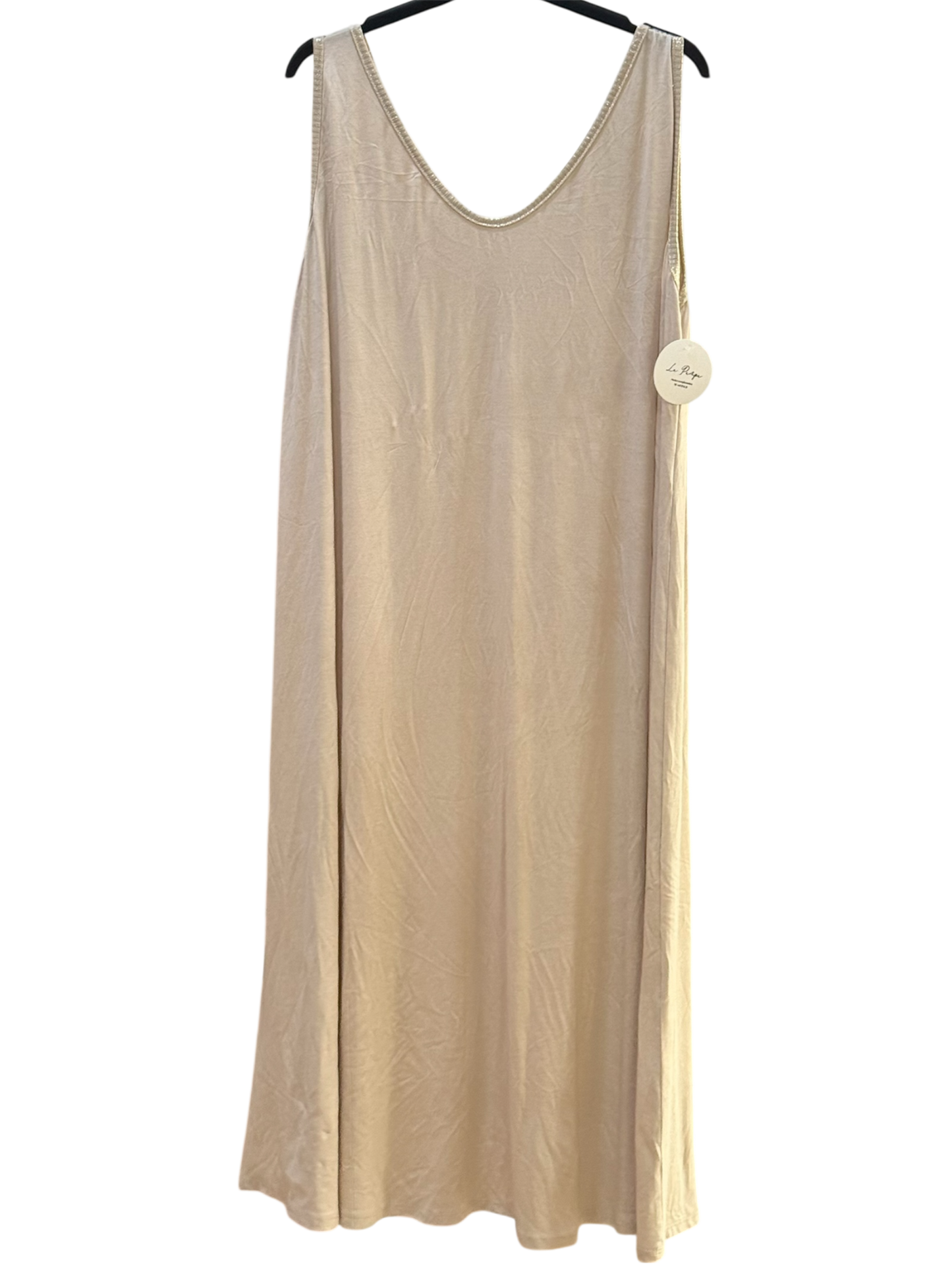 Vestido amplio con tirantas anchas y detalle dorado – Talla única 36–44 - La Pampa Triana