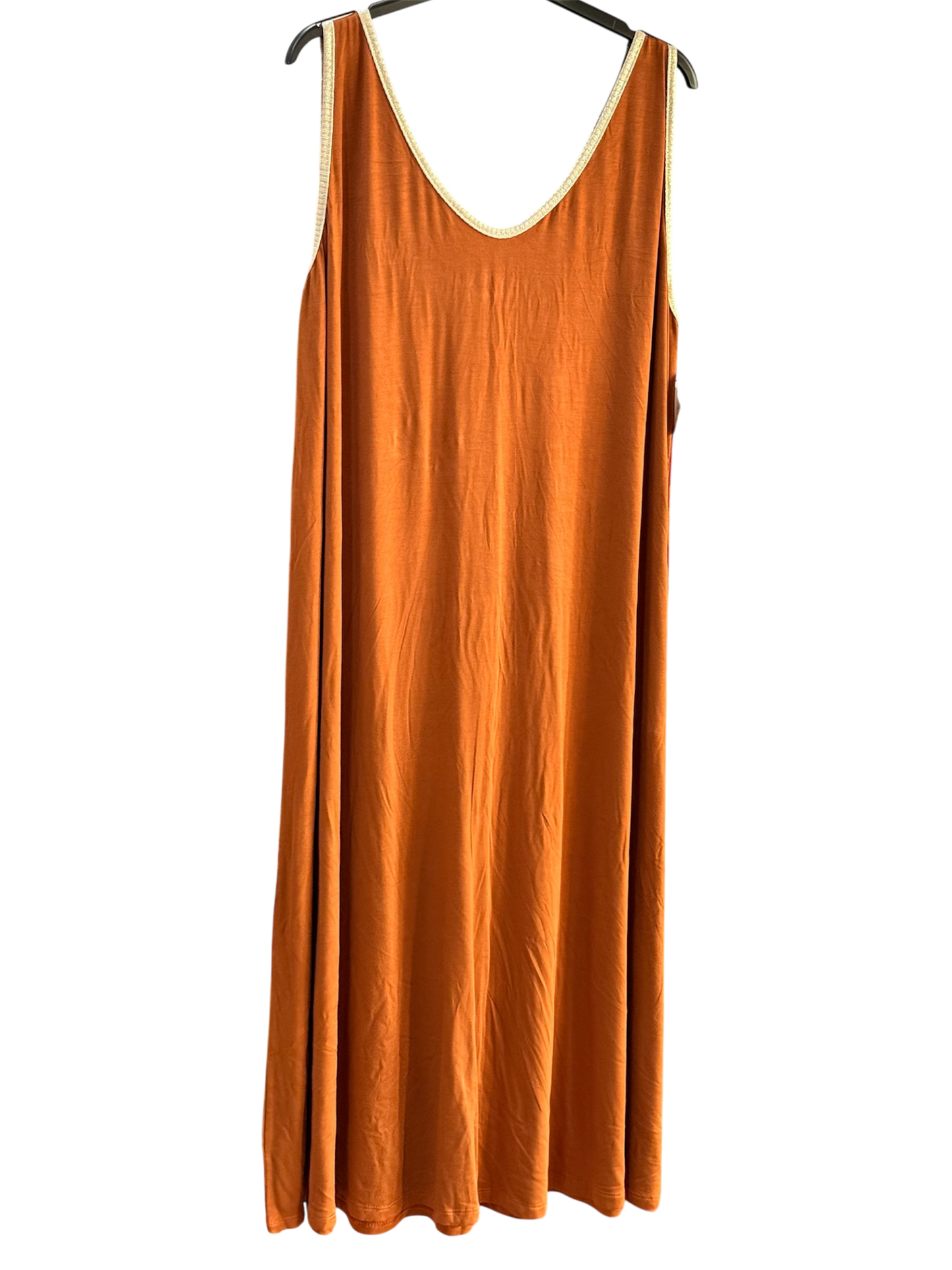 Vestido amplio con tirantas anchas y detalle dorado – Talla única 36–44 - La Pampa Triana