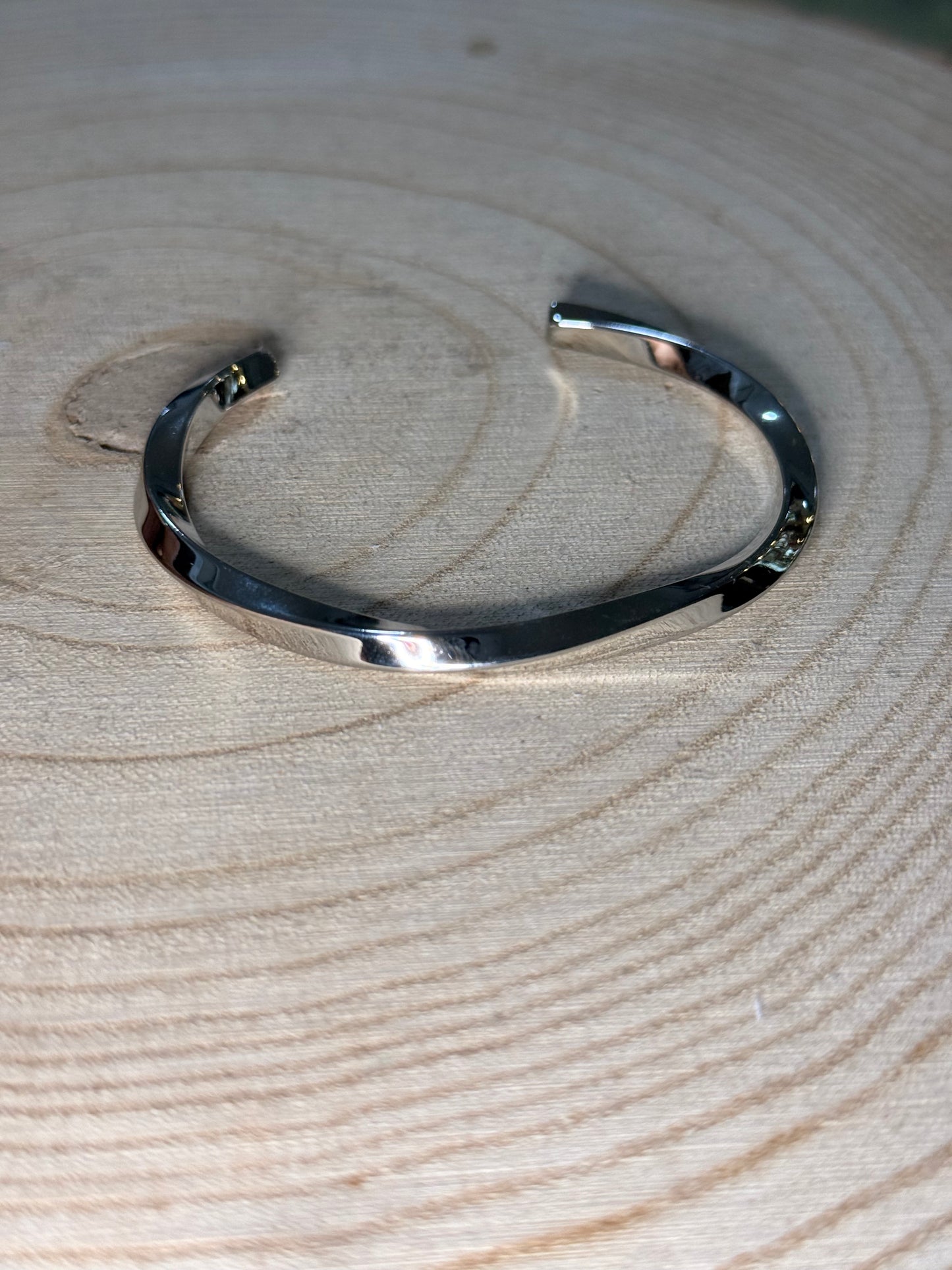 Brazalete rígido acero plateado - La Pampa Triana