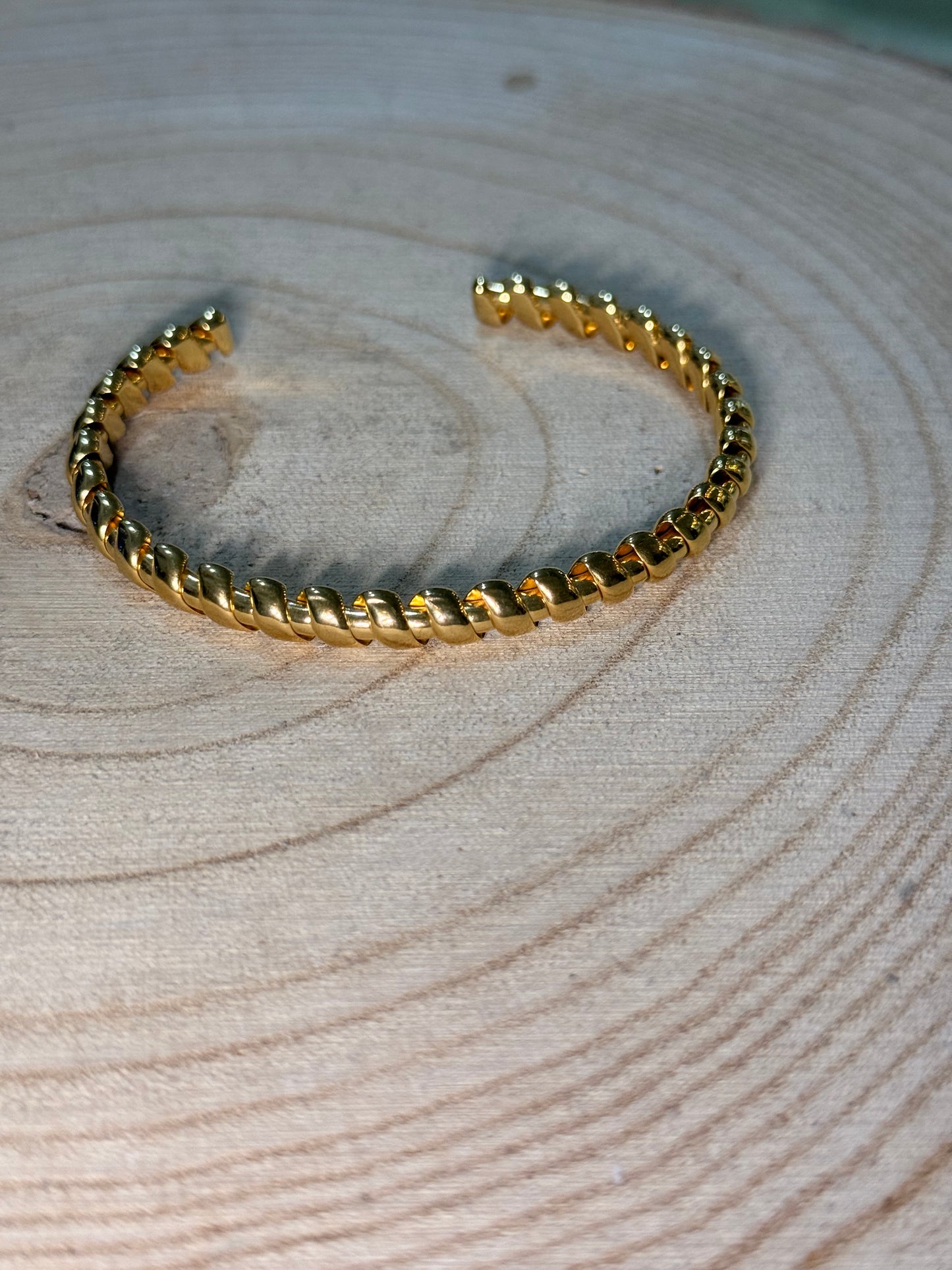Brazalete rígido acero dorado - La Pampa Triana
