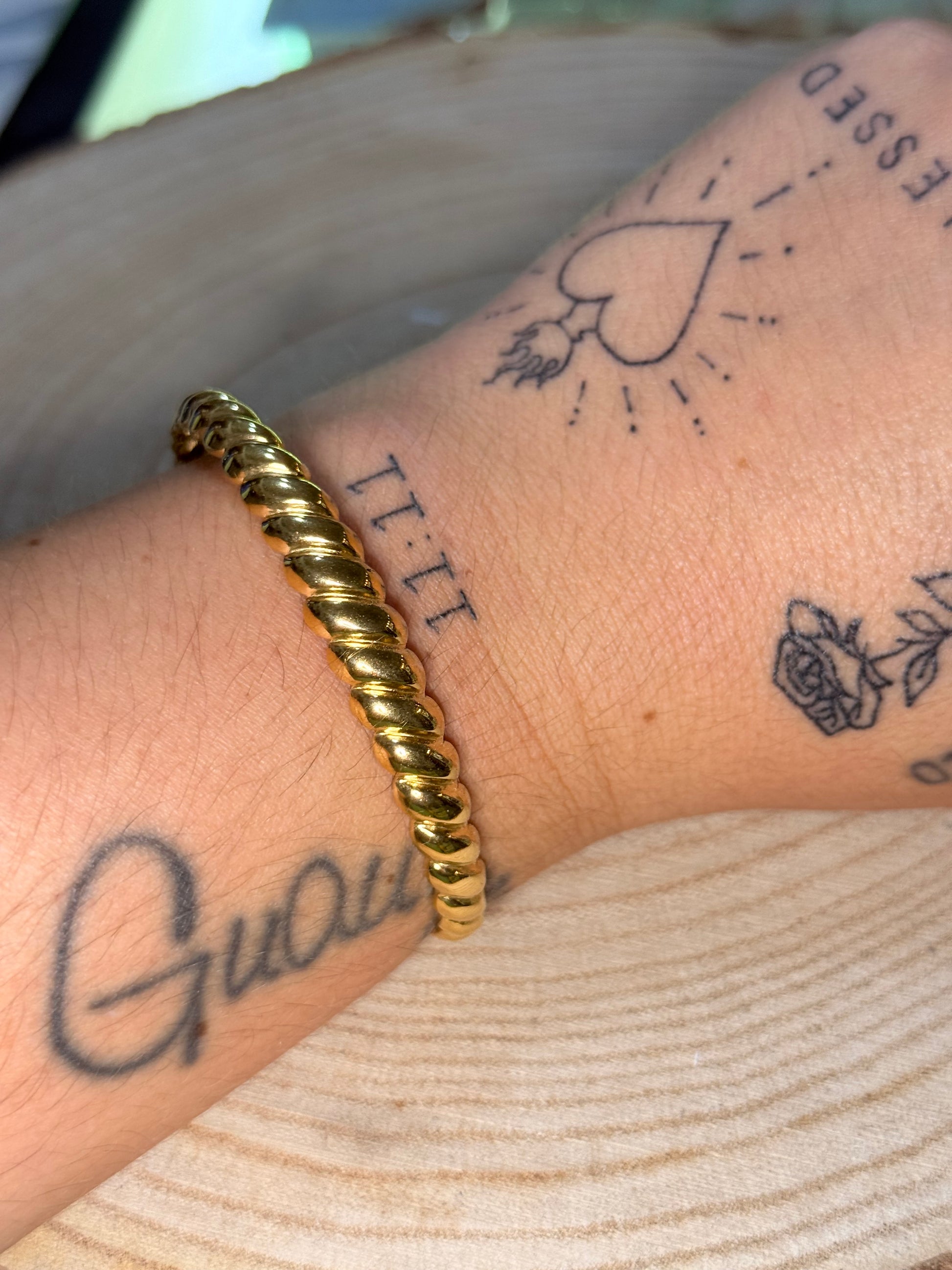 Brazalete rígido acero dorado - La Pampa Triana