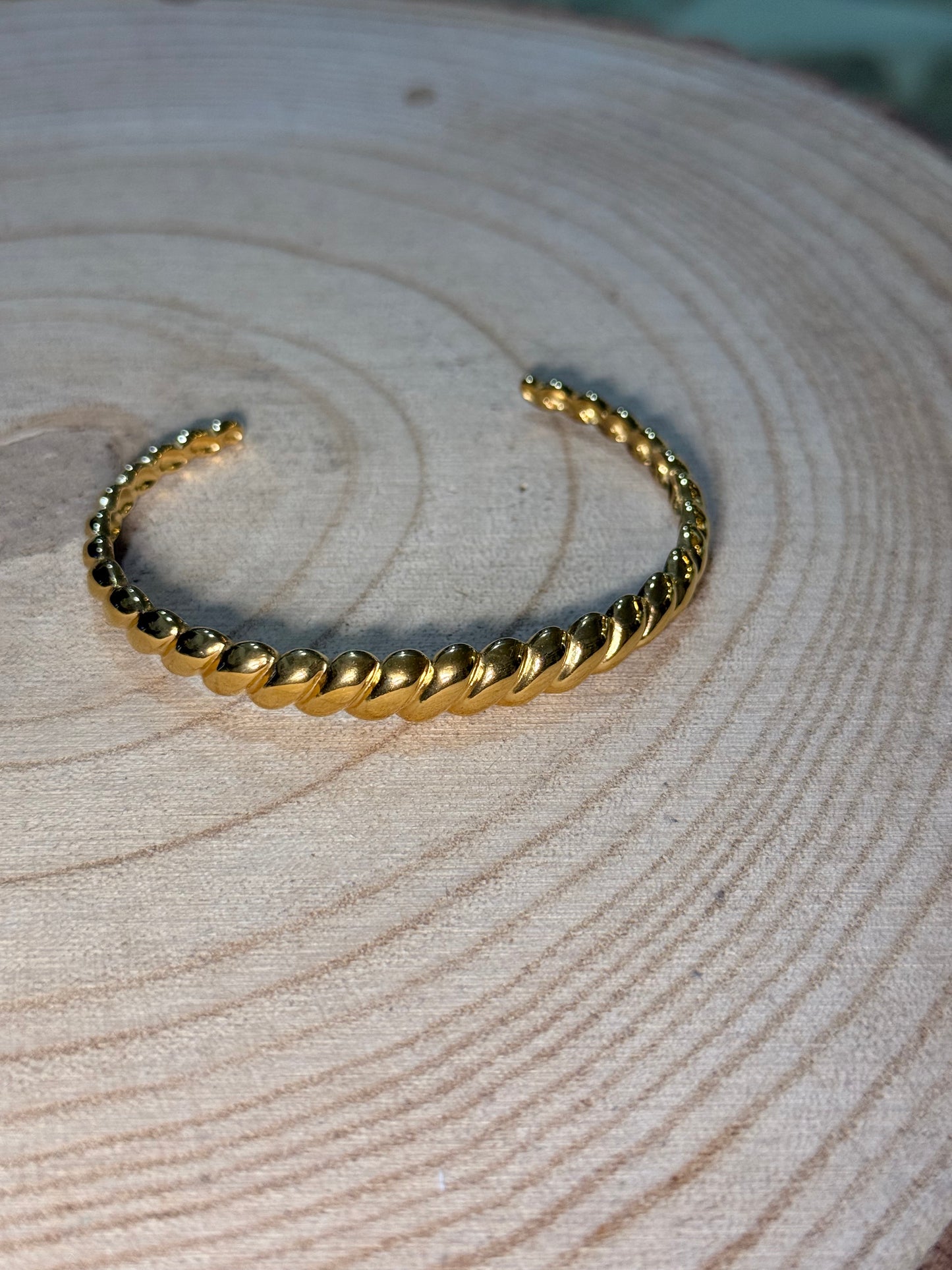 Brazalete rígido acero dorado - La Pampa Triana