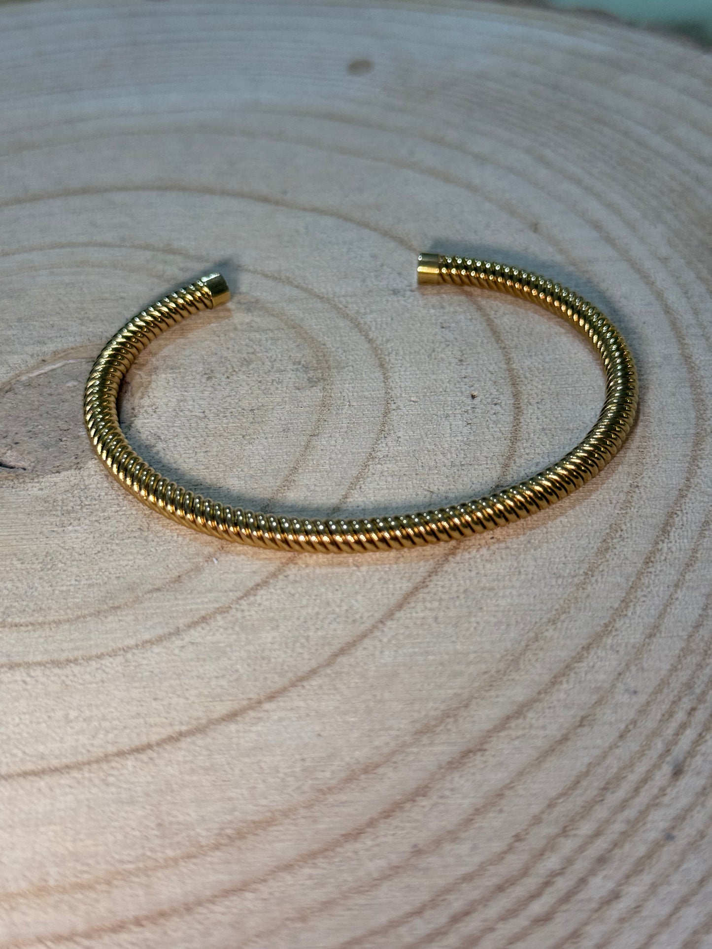 Brazalete rígido acero dorado - La Pampa Triana